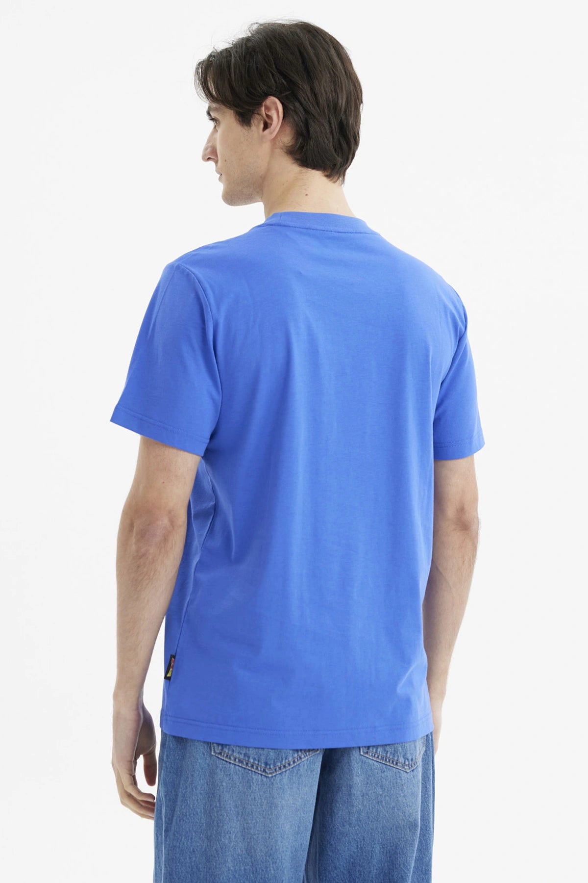 Polera azul hombre con estampa de personajes animados Dragon Ball en el centro estilo dibujo animado