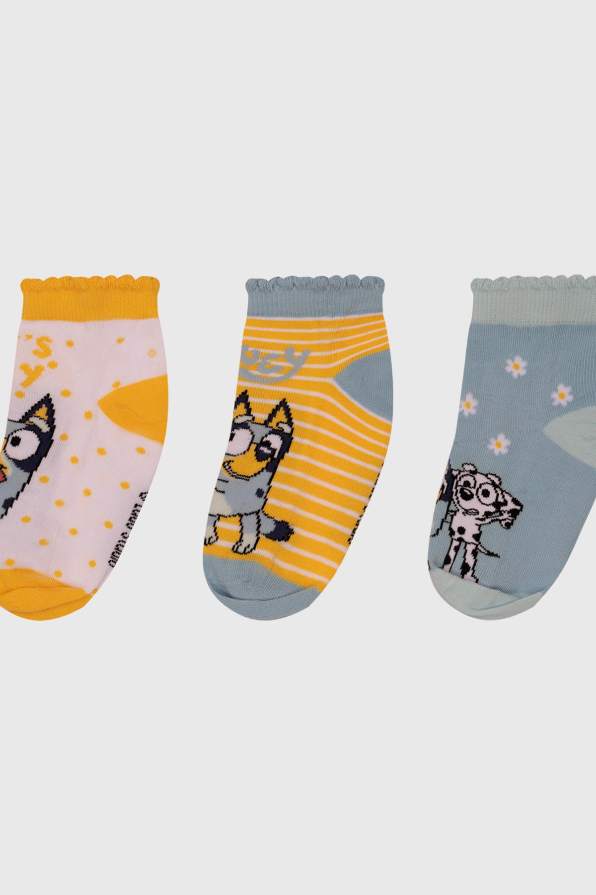 Tripack de calcetas deportivas celestes para niña con estampas de personajes de dibujos animados en varios colores