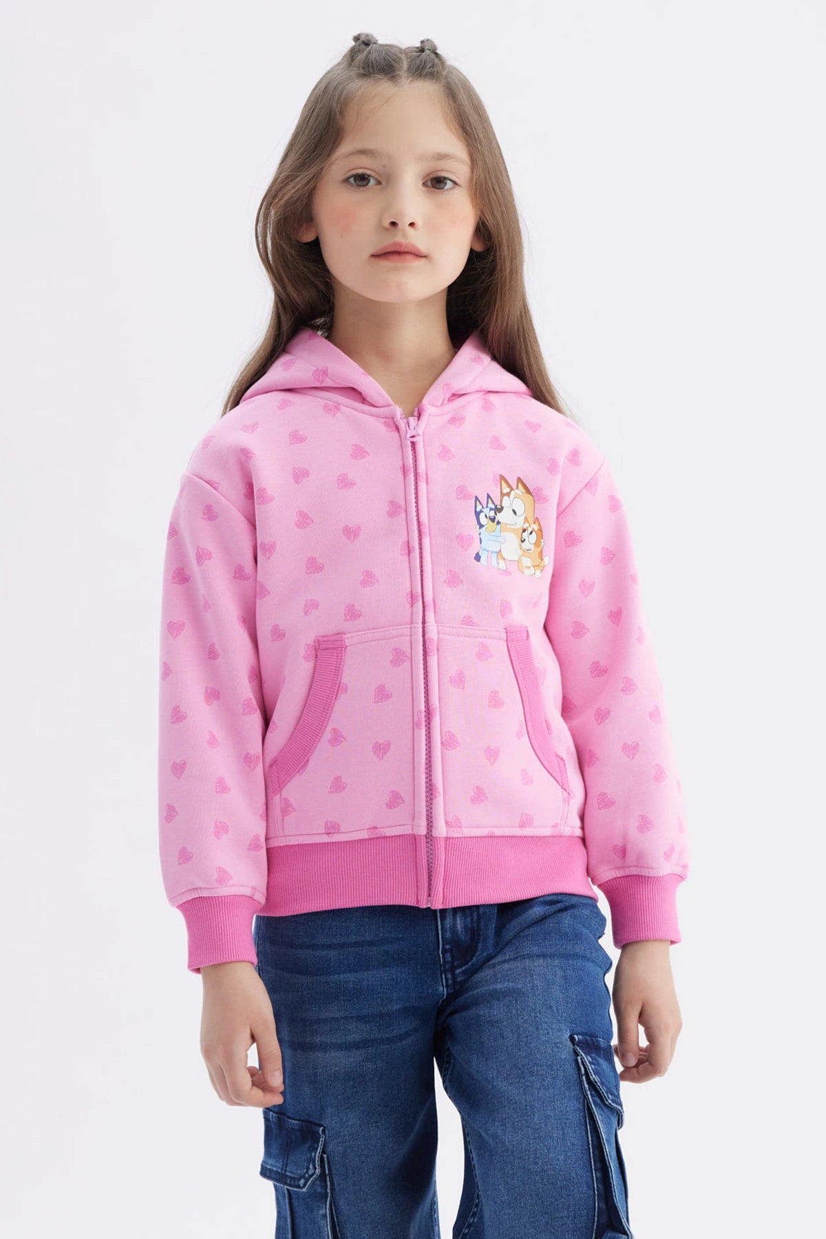 Polerón rosado con capucha y cierre diseño Bluey y corazones estampados pequeño a la izquierda estilo infantil