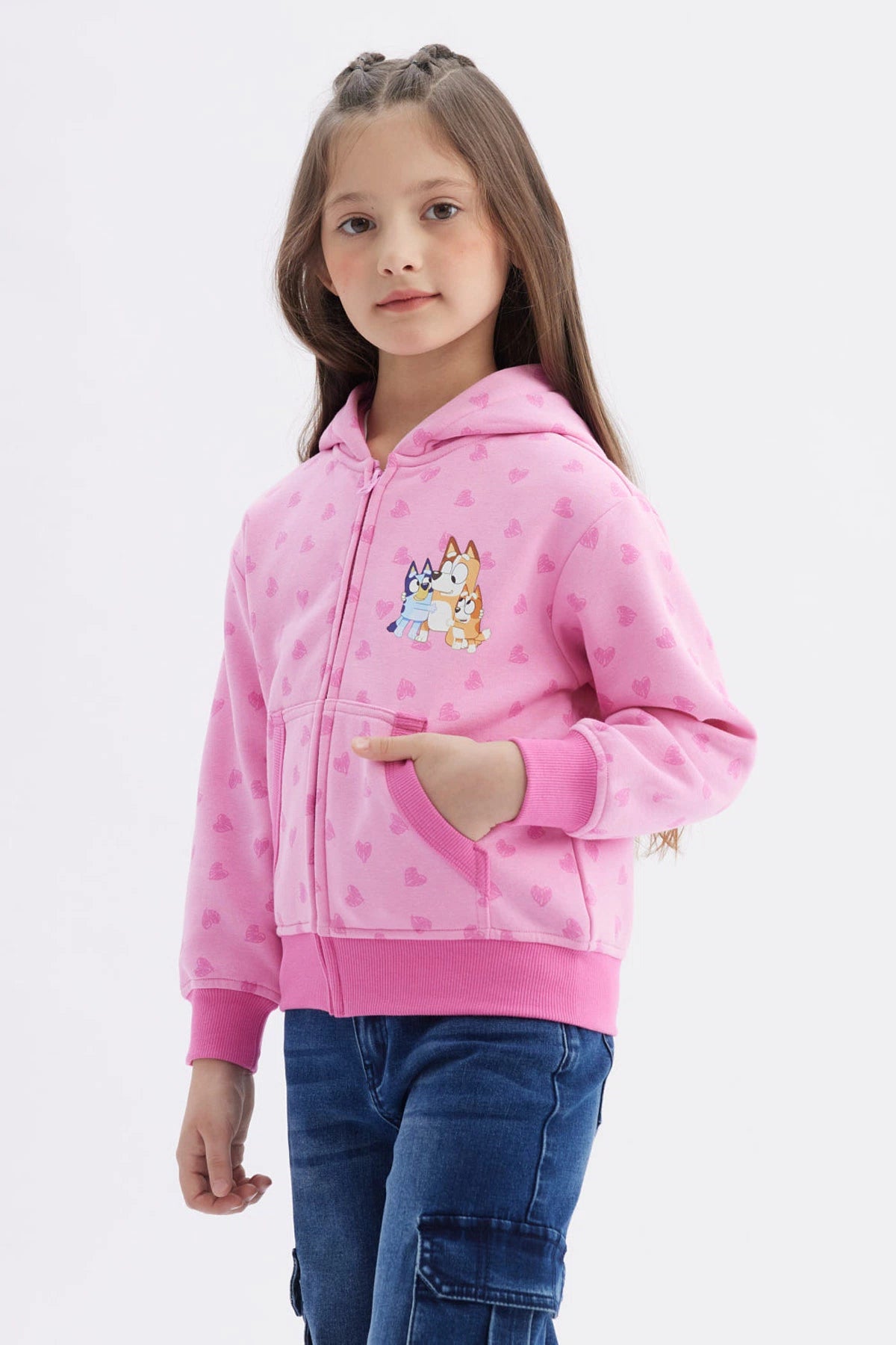 Polerón rosado con capucha y cierre diseño Bluey y corazones estampados pequeño a la izquierda estilo infantil