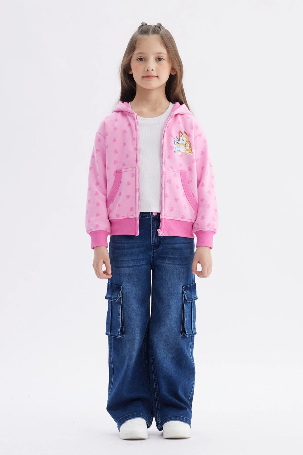 Polerón rosado con capucha y cierre diseño Bluey y corazones estampados pequeño a la izquierda estilo infantil