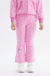 Pantalón buzo rosado de niña con corazones estampados y personajes Bluey en la pierna izquierda estilo animado