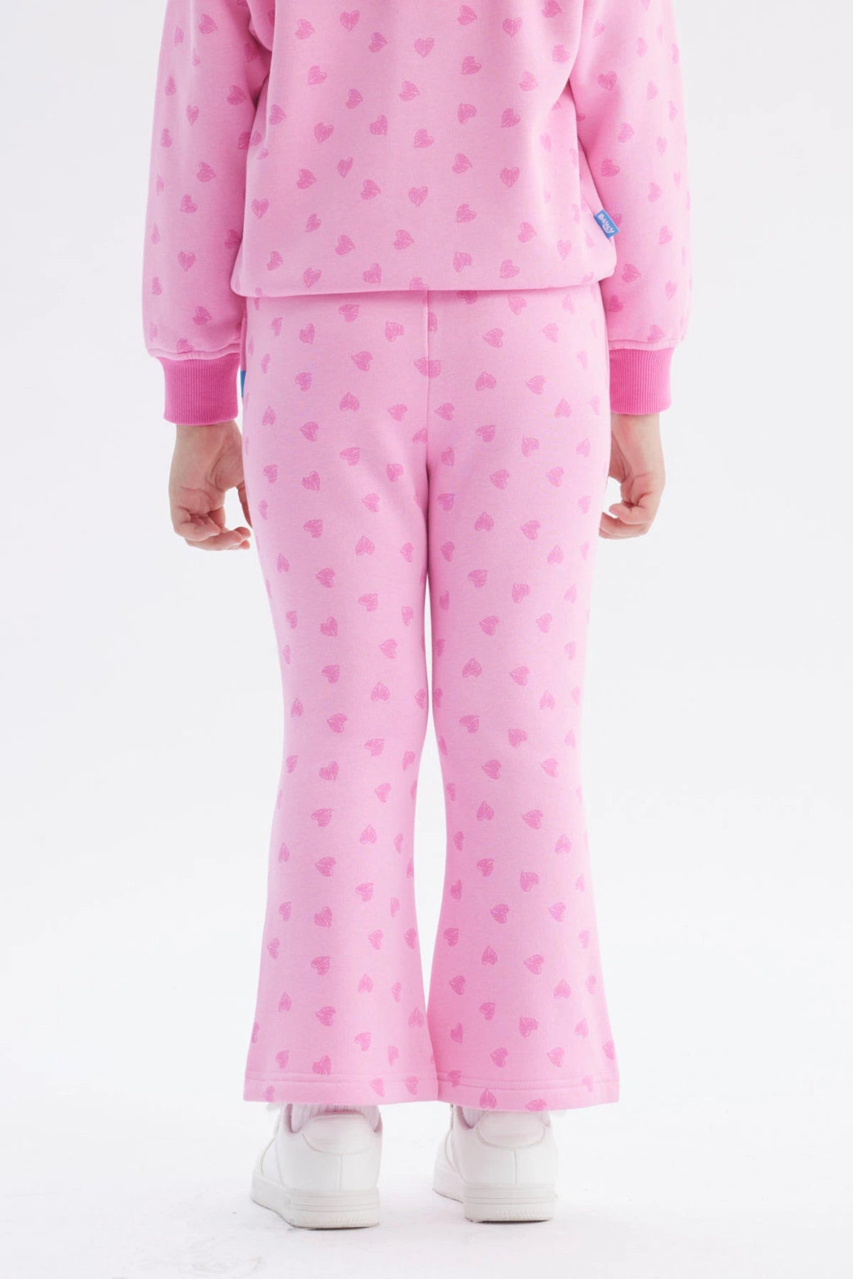 Pantalón buzo rosado de niña con corazones estampados y personajes Bluey en la pierna izquierda estilo animado