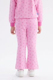 Pantalón buzo rosado de niña con corazones estampados y personajes Bluey en la pierna izquierda estilo animado