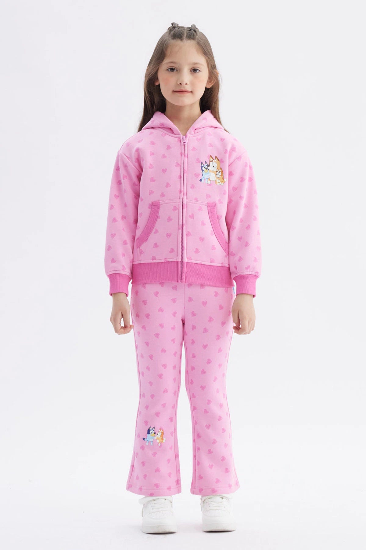 Pantalón buzo rosado de niña con corazones estampados y personajes Bluey en la pierna izquierda estilo animado