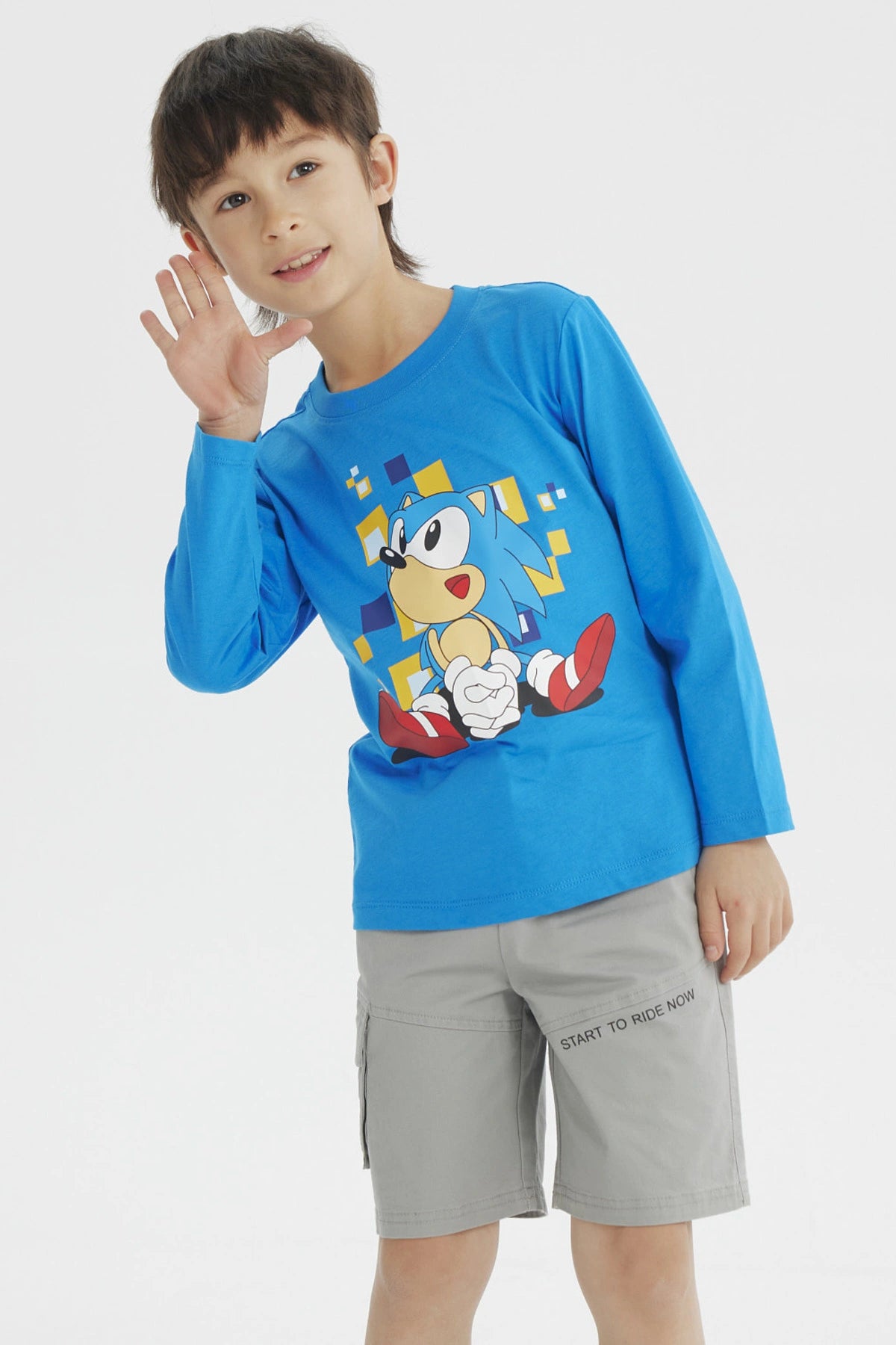Polera azul de niño con Sonic sentado al frente en estilo animado colores vivos diseño grande centrado