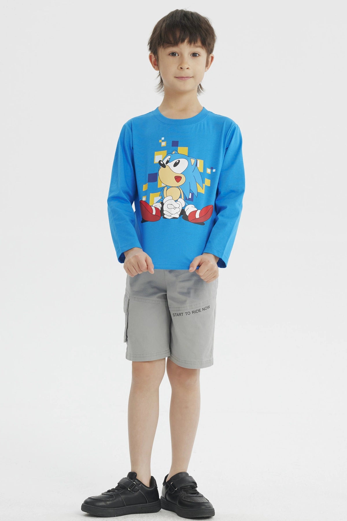 Polera azul de niño con Sonic sentado al frente en estilo animado colores vivos diseño grande centrado