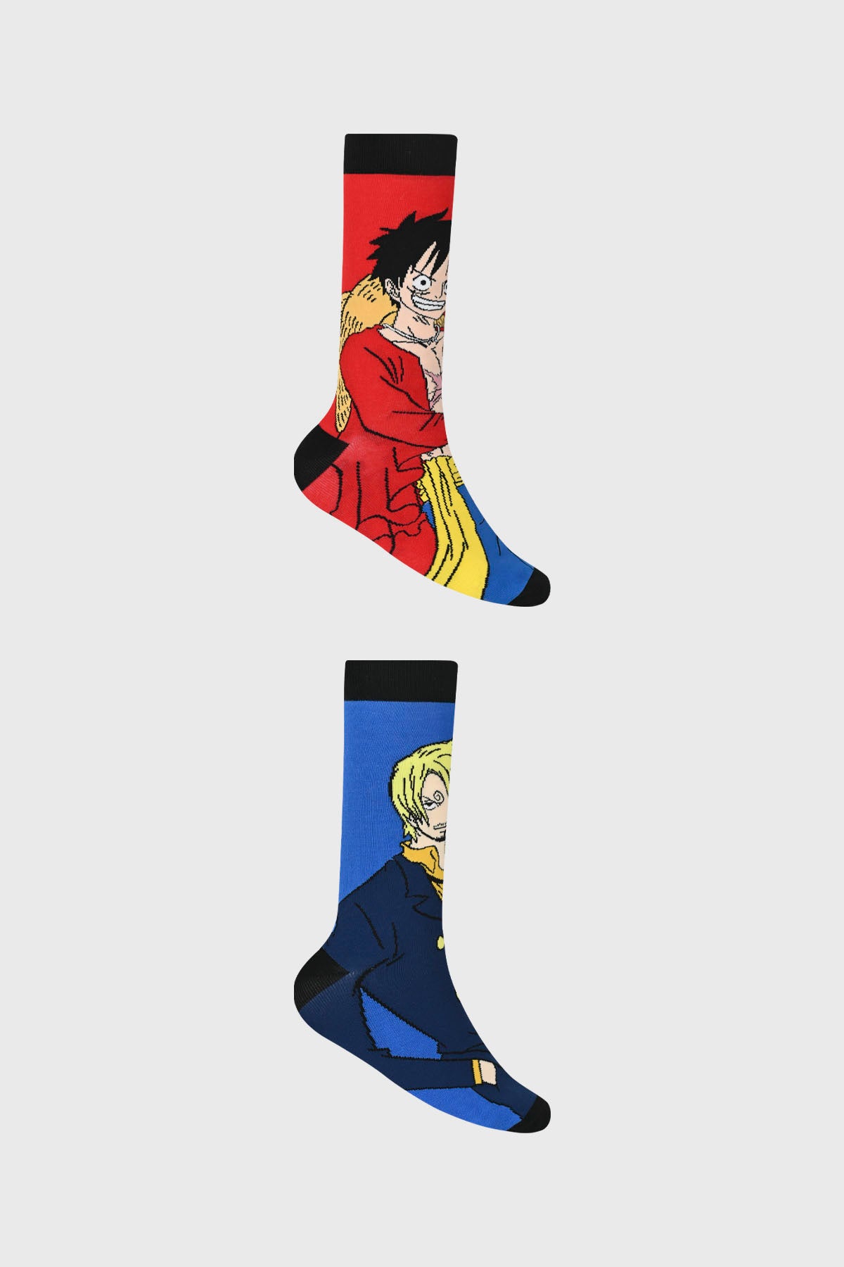 Calcetines rojos con personajes de anime en estilo gráfico colorido uno en cada calcetín