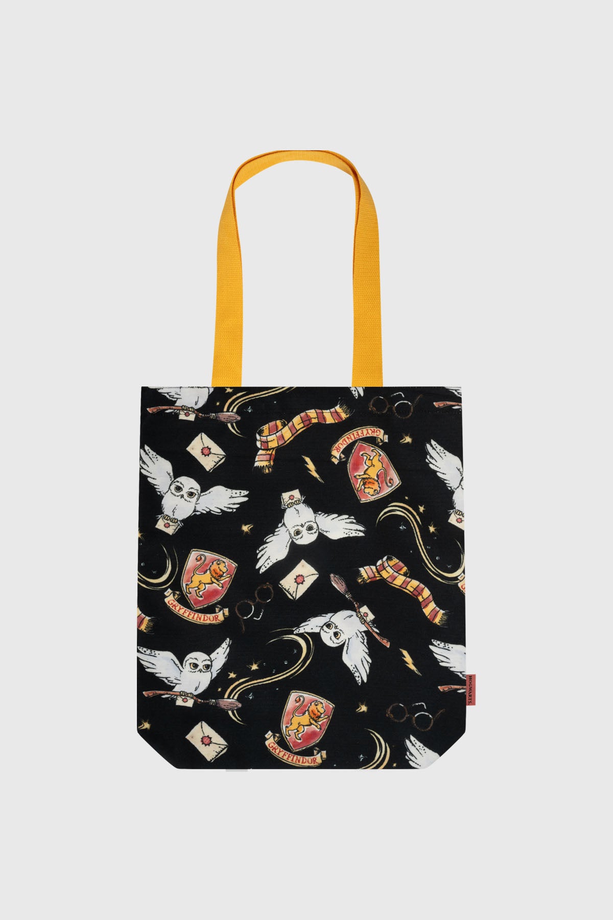 Bolsa negra con estampado de Harry Potter incluye búhos cartas y escudos de Gryffindor en estilo ilustrado