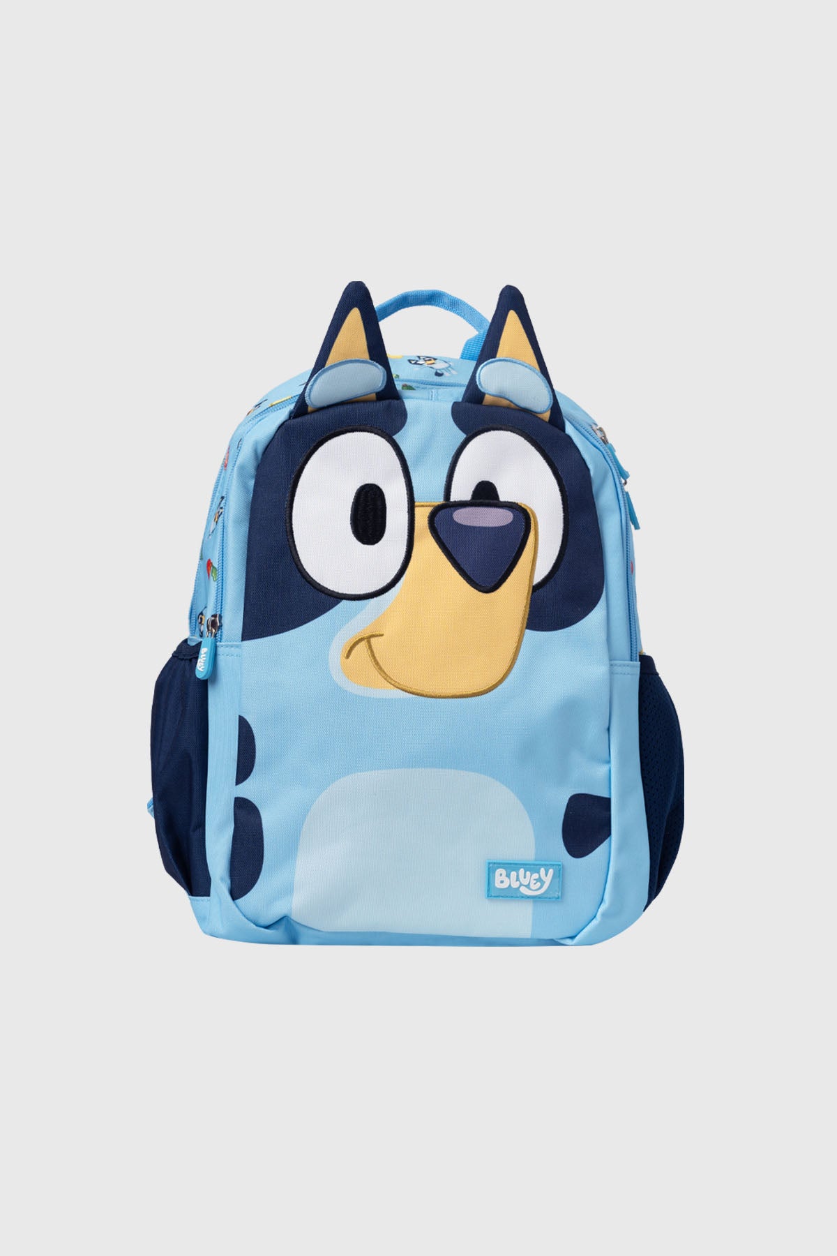 Mochila celeste con diseño de Bluey en el frente gran tamaño estilo caricatura divertida