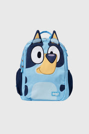 Mochila celeste con diseño de Bluey en el frente gran tamaño estilo caricatura divertida