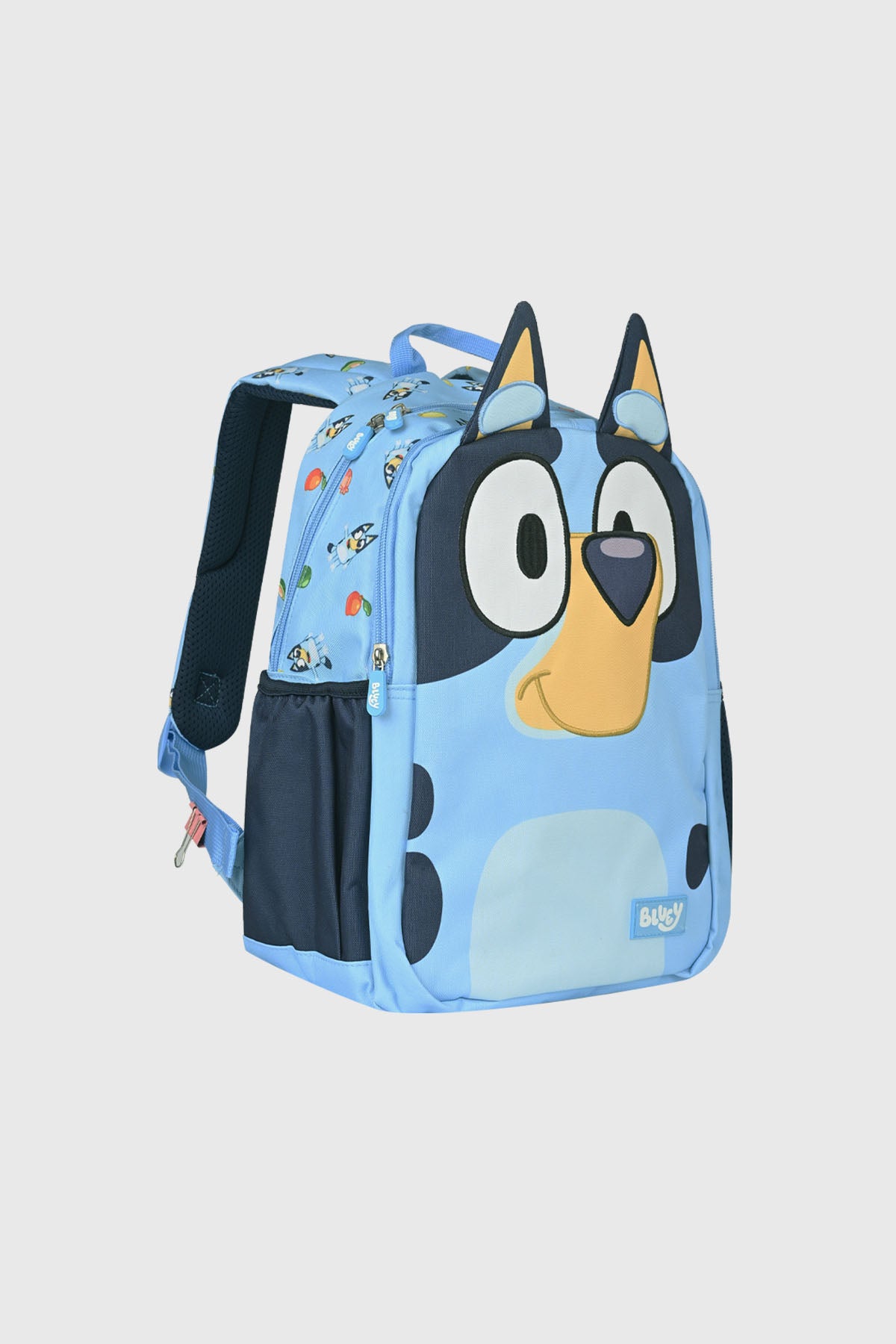 Mochila celeste con diseño de Bluey en el frente gran tamaño estilo caricatura divertida