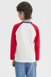 Polera beige de niño con estampado grande de Mickey Mouse en el frente estilo clásico con mangas largas rojas