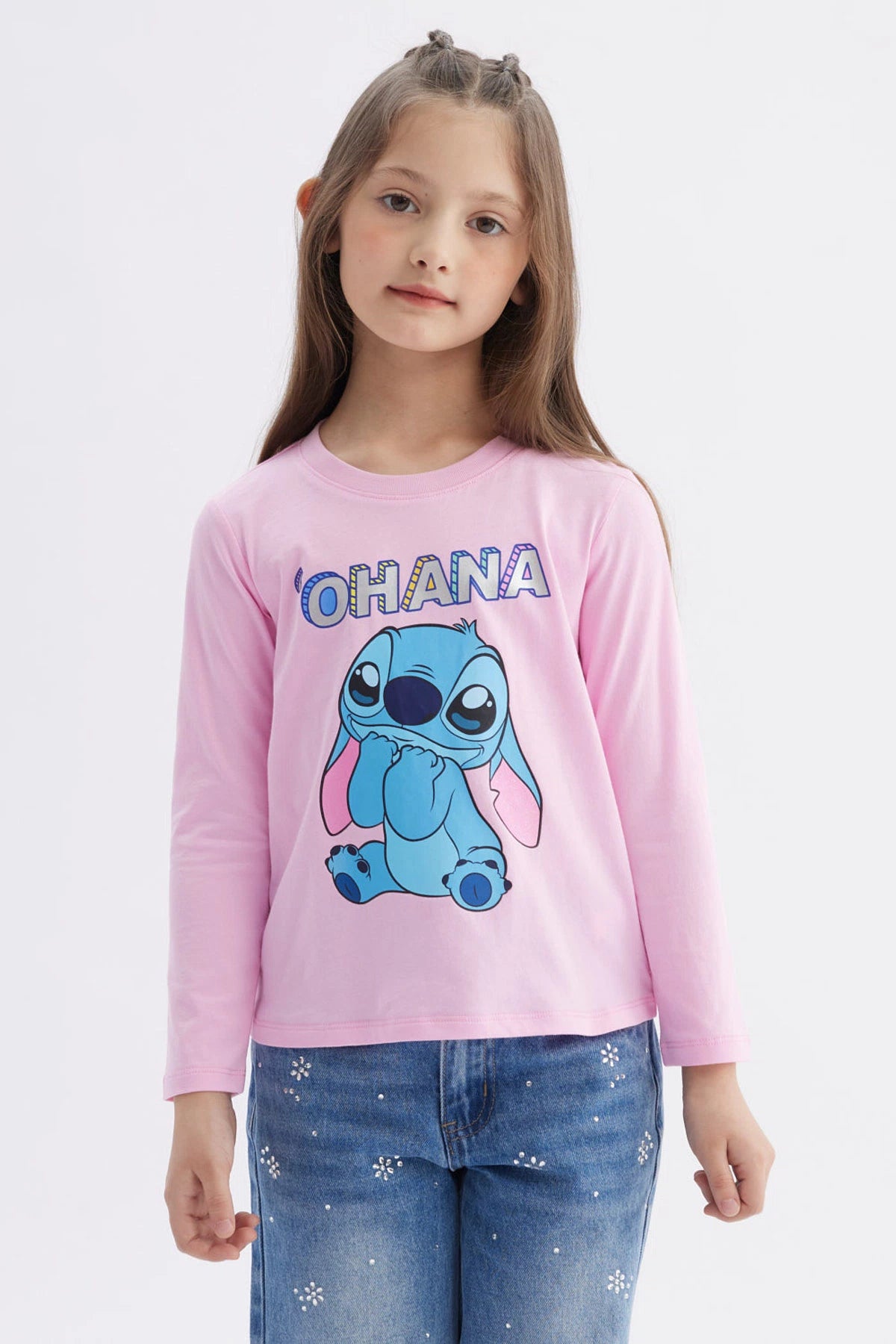 Polera rosada de manga larga para niña con estampado grande de Stitch azul al frente y texto Ohana en estilo animado