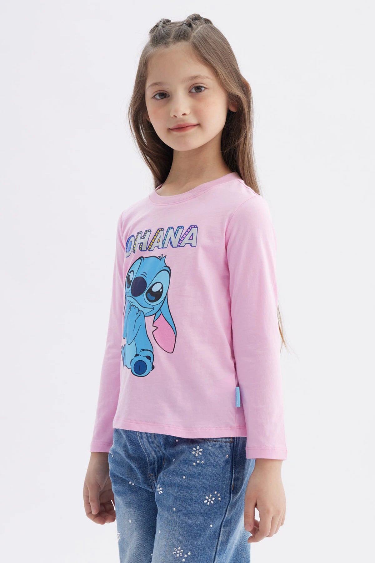 Polera rosada de manga larga para niña con estampado grande de Stitch azul al frente y texto Ohana en estilo animado