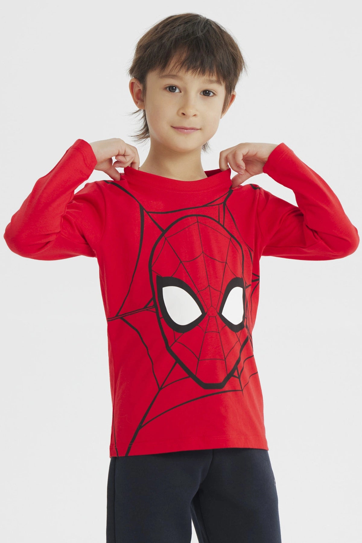 Polera roja de niño con diseño de Spiderman en el centro estilo cómic llamativo sin texto