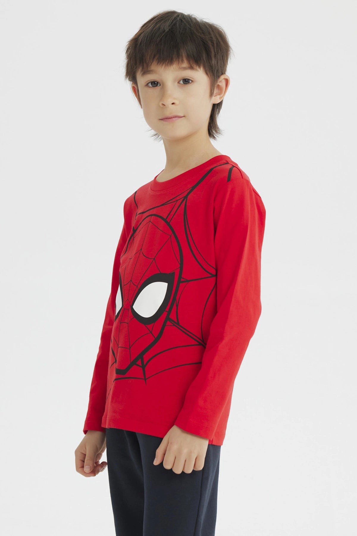 Polera roja de niño con diseño de Spiderman en el centro estilo cómic llamativo sin texto