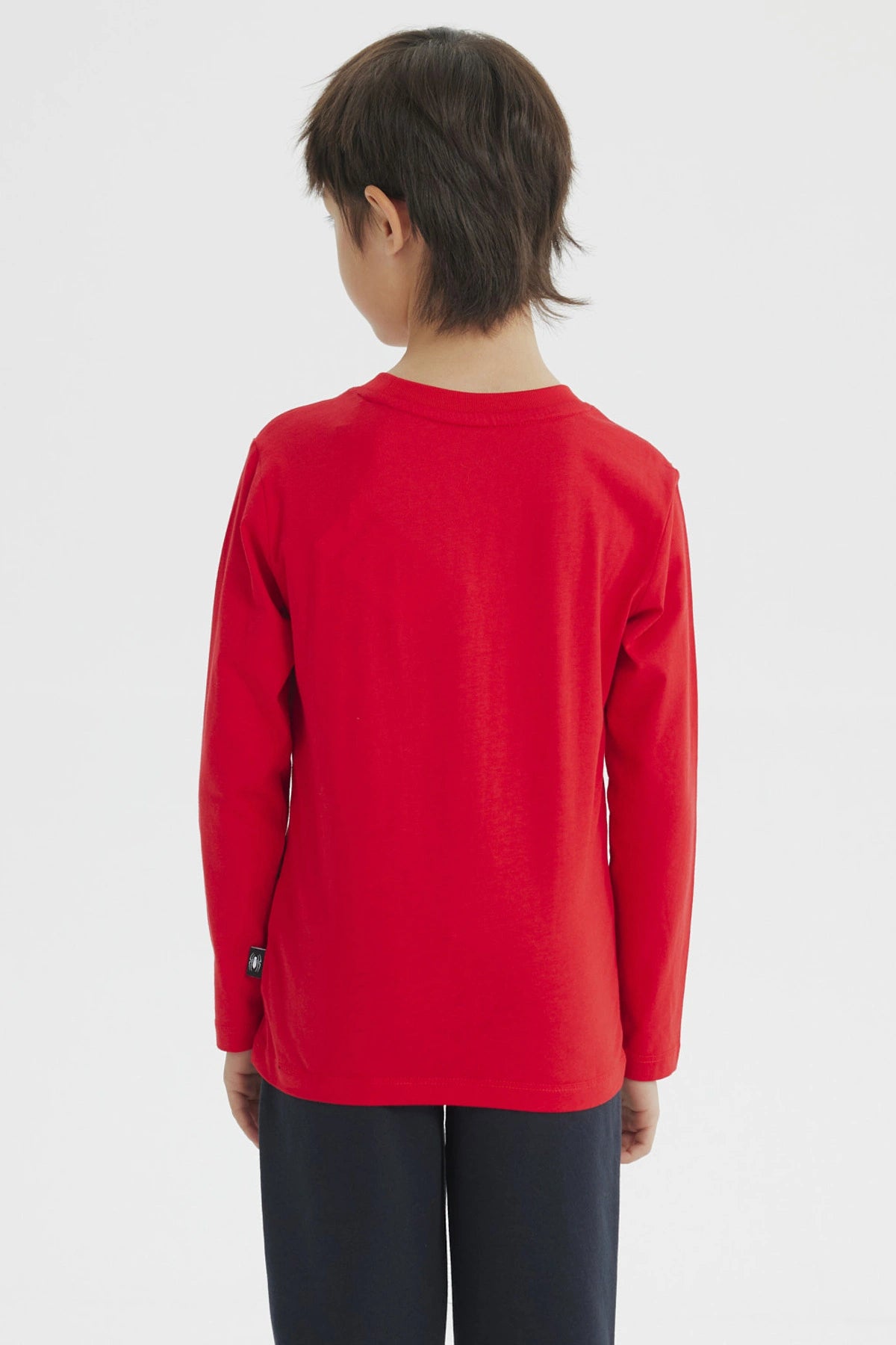 Polera roja de niño con diseño de Spiderman en el centro estilo cómic llamativo sin texto