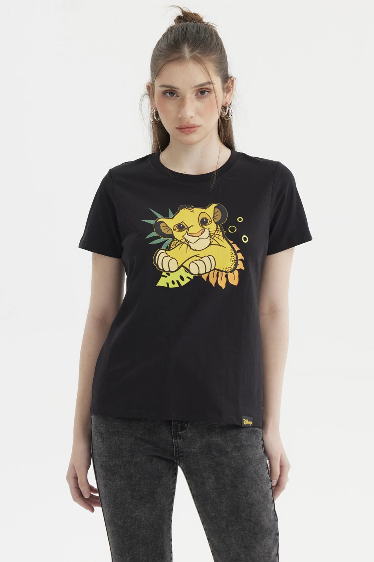 Polera negra de mujer con estampado central de Simba en estilo animado relajado