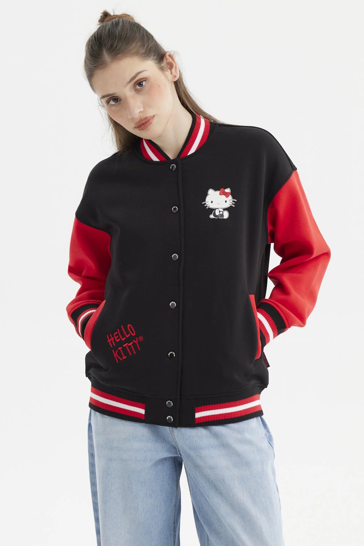Polerón negro mujer con mangas rojas estampa Hello Kitty pequeña en el pecho estilo varsity y texto en el lateral