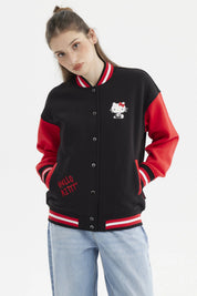 Polerón negro mujer con mangas rojas estampa Hello Kitty pequeña en el pecho estilo varsity y texto en el lateral