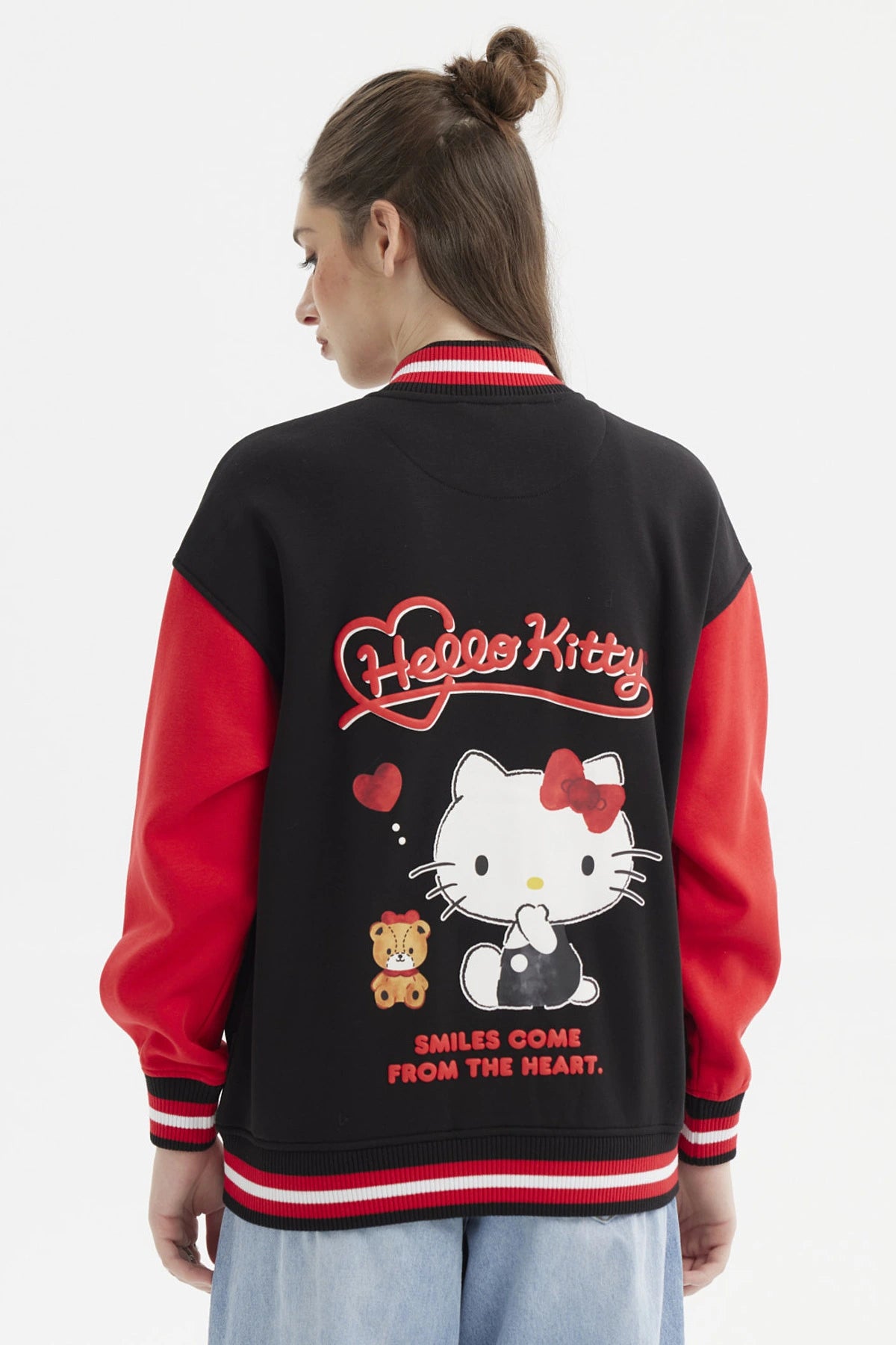 Polerón negro mujer con mangas rojas estampa Hello Kitty pequeña en el pecho estilo varsity y texto en el lateral