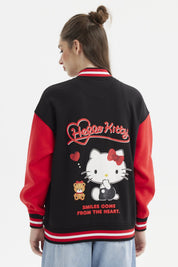 Polerón negro mujer con mangas rojas estampa Hello Kitty pequeña en el pecho estilo varsity y texto en el lateral
