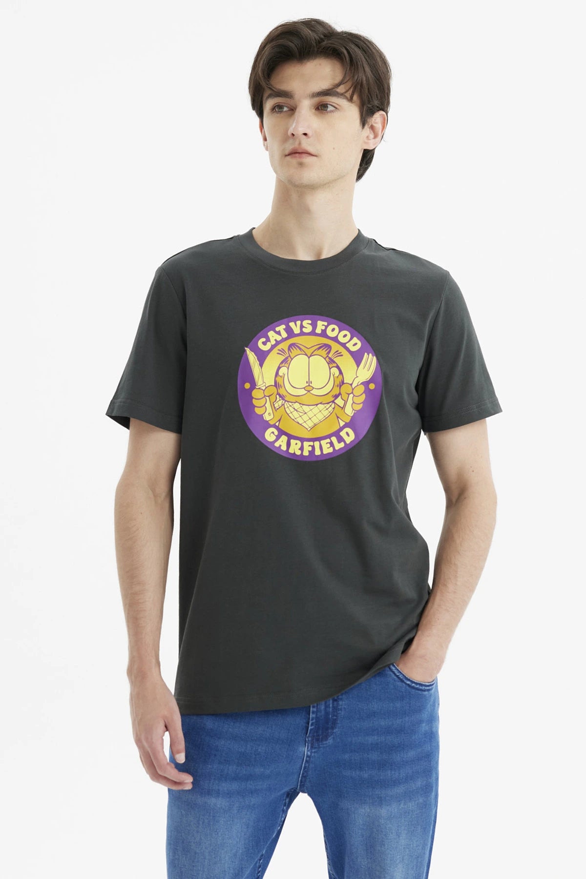 Polera marengo de hombre con estampa de Garfield comiendo en el centro diseño gráfico colorido sobre fondo liso