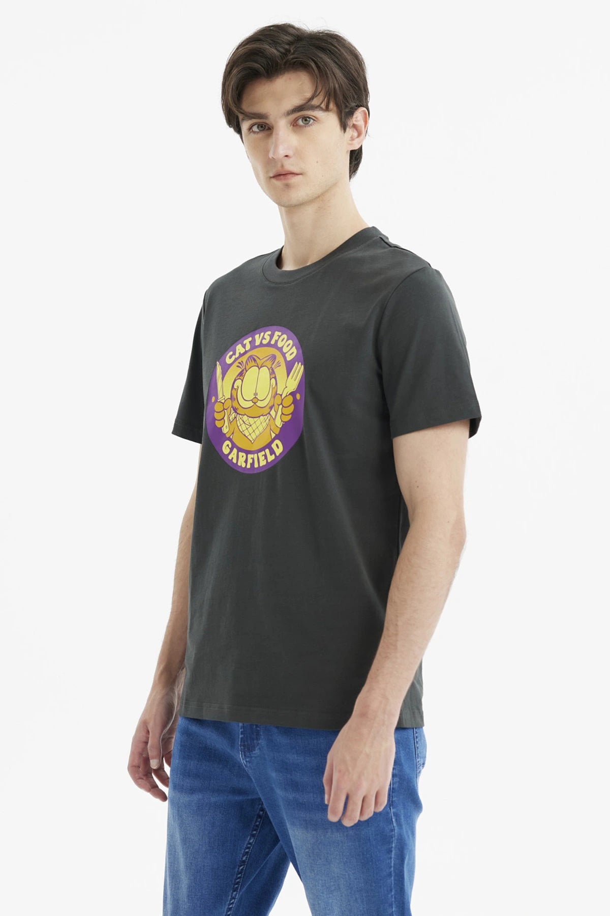 Polera marengo de hombre con estampa de Garfield comiendo en el centro diseño gráfico colorido sobre fondo liso