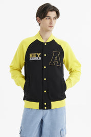 Polerón tipo college negro con mangas amarillas diseño Hey Arnold y letra A grande estilo universitario en el pecho