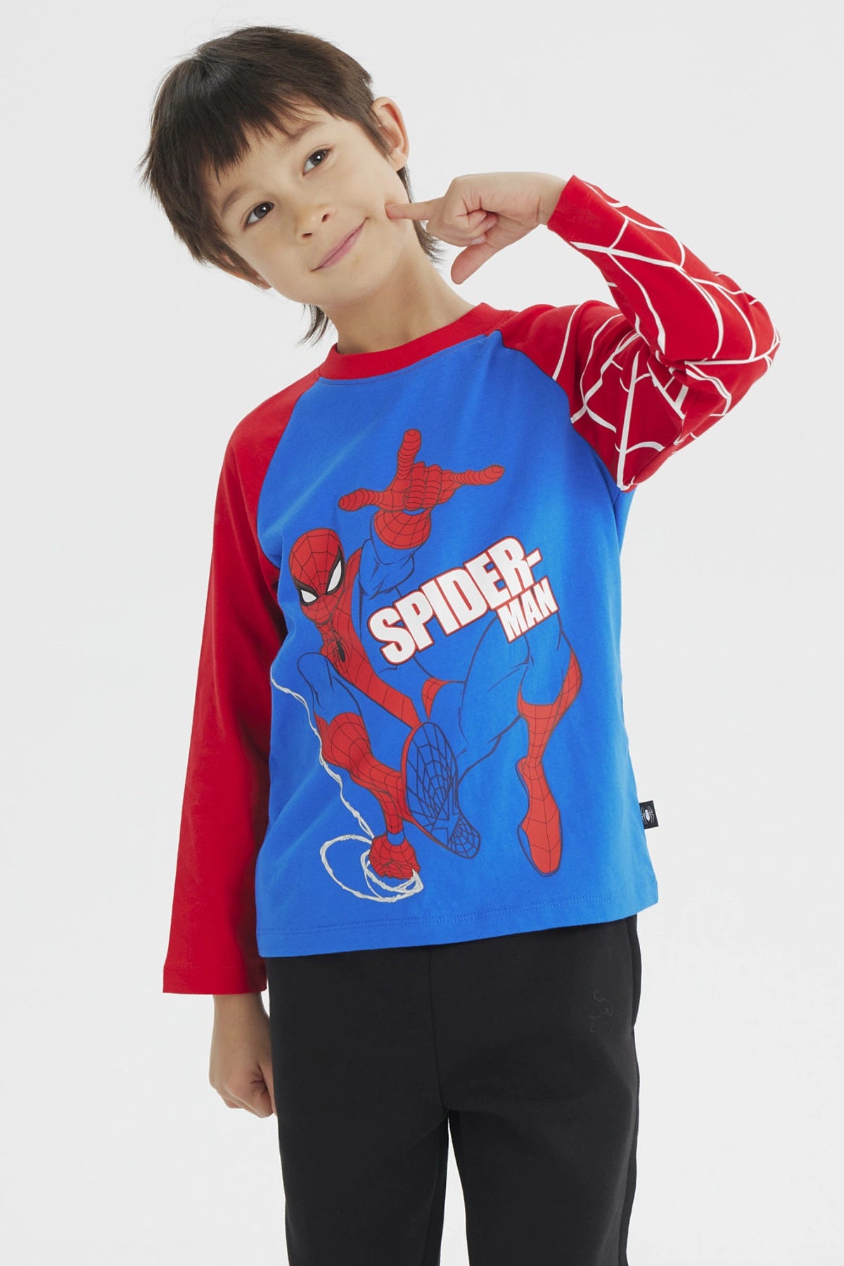 Polera azul de niño con estampado de Spiderman lanzando telarañas en el pecho manga larga roja con diseño de telarañas