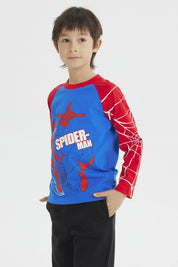 Polera azul de niño con estampado de Spiderman lanzando telarañas en el pecho manga larga roja con diseño de telarañas