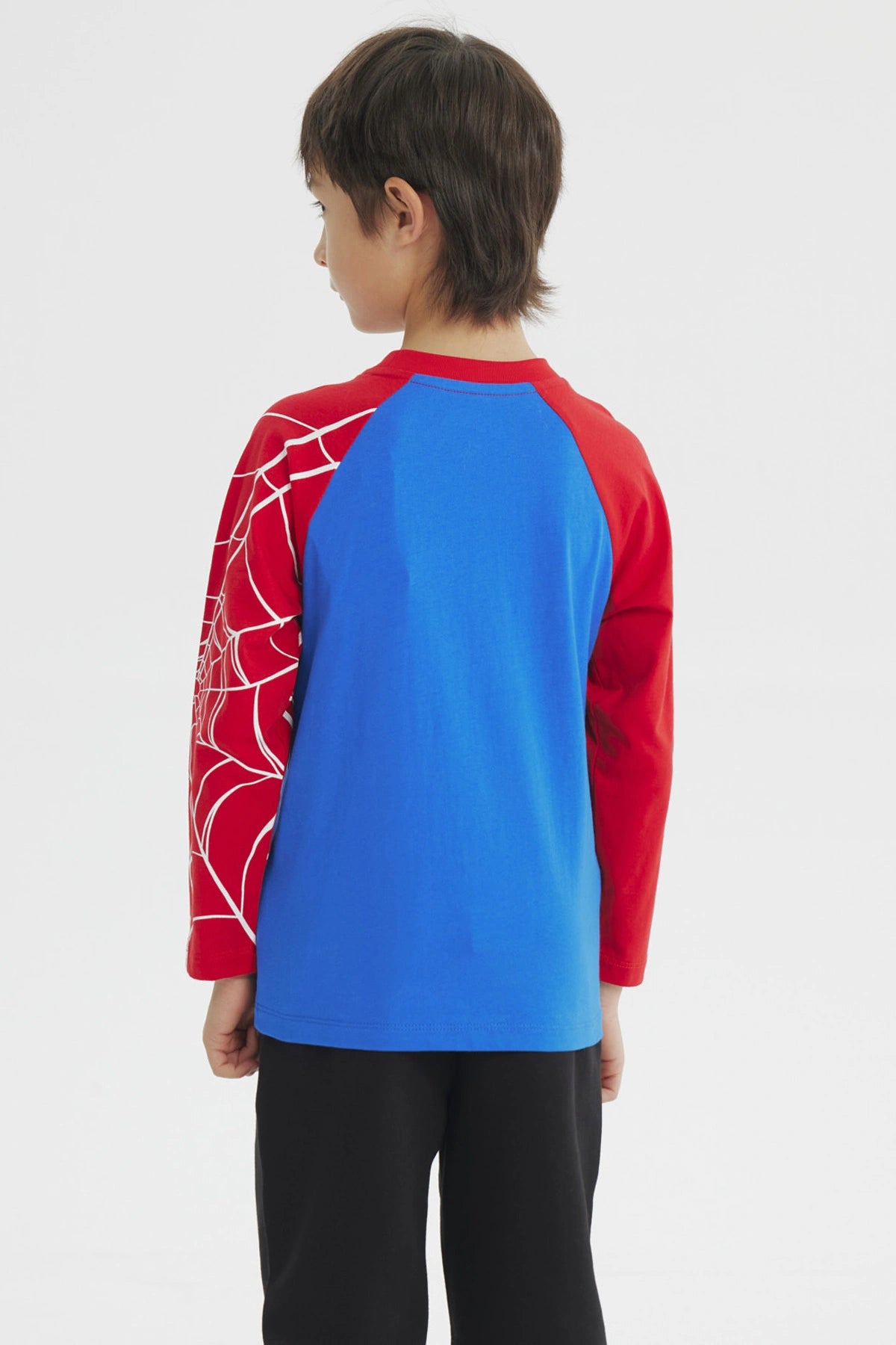 Polera azul de niño con estampado de Spiderman lanzando telarañas en el pecho manga larga roja con diseño de telarañas