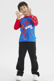 Polera azul de niño con estampado de Spiderman lanzando telarañas en el pecho manga larga roja con diseño de telarañas