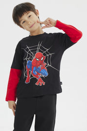 Polera niño negra con mangas rojas y estampado de Spiderman en acción sobre telaraña en el centro estilo cómic