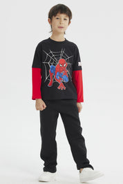 Polera niño negra con mangas rojas y estampado de Spiderman en acción sobre telaraña en el centro estilo cómic