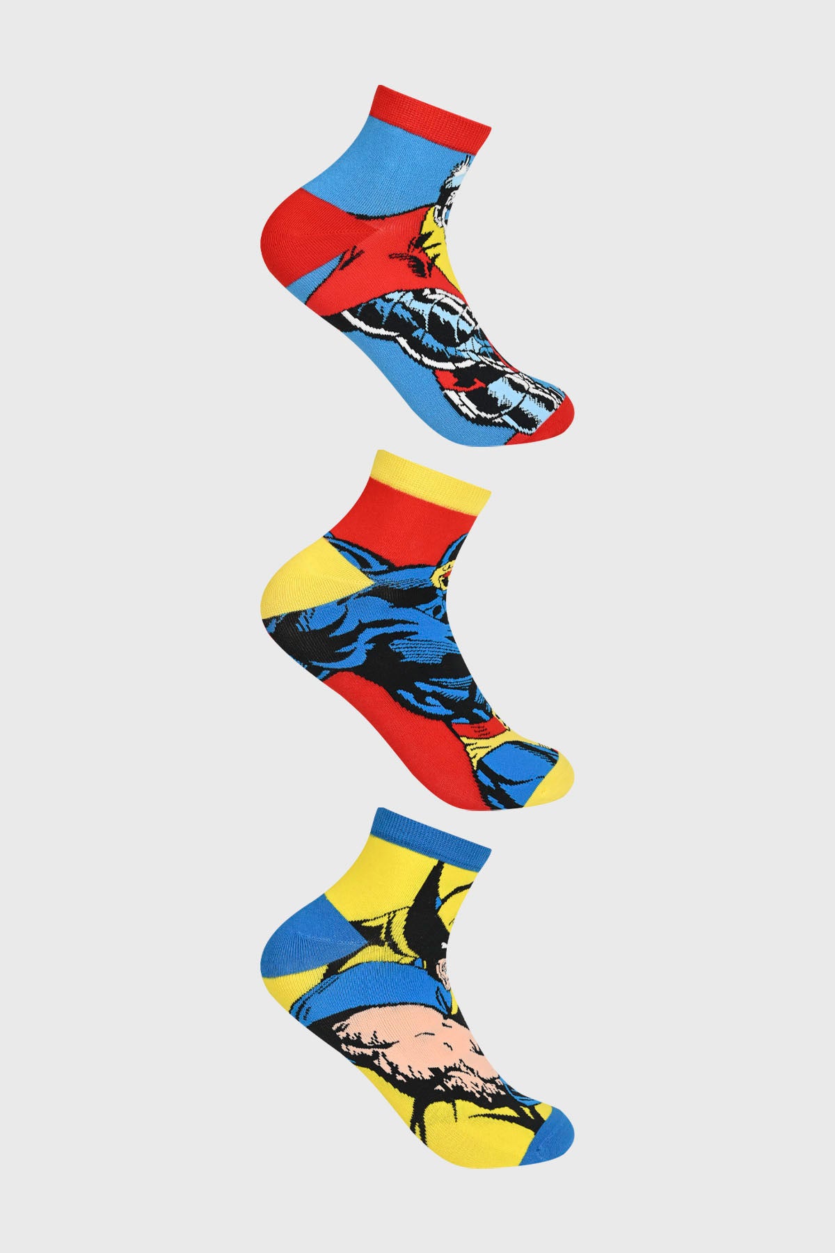 Calcetas deportivas para hombre en amarillo con estampado de superhéroes estilo cómic en diseño colorido y vibrante