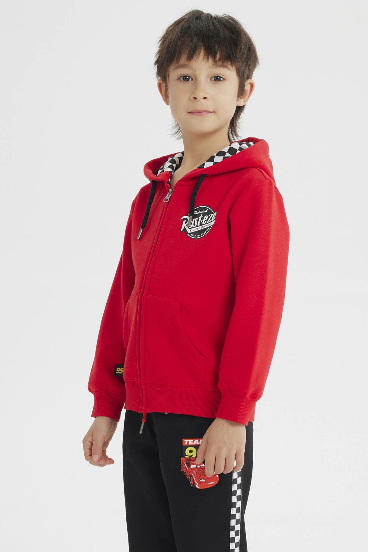 Polerón rojo para niño con capucha y estampado de logo Cars en el pecho estilo deportivo casual