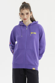 Polerón mujer violeta con capucha cremallera frontal y texto BT21 en el pecho pequeño personajes BT21 en la manga