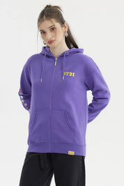 Polerón mujer violeta con capucha cremallera frontal y texto BT21 en el pecho pequeño personajes BT21 en la manga
