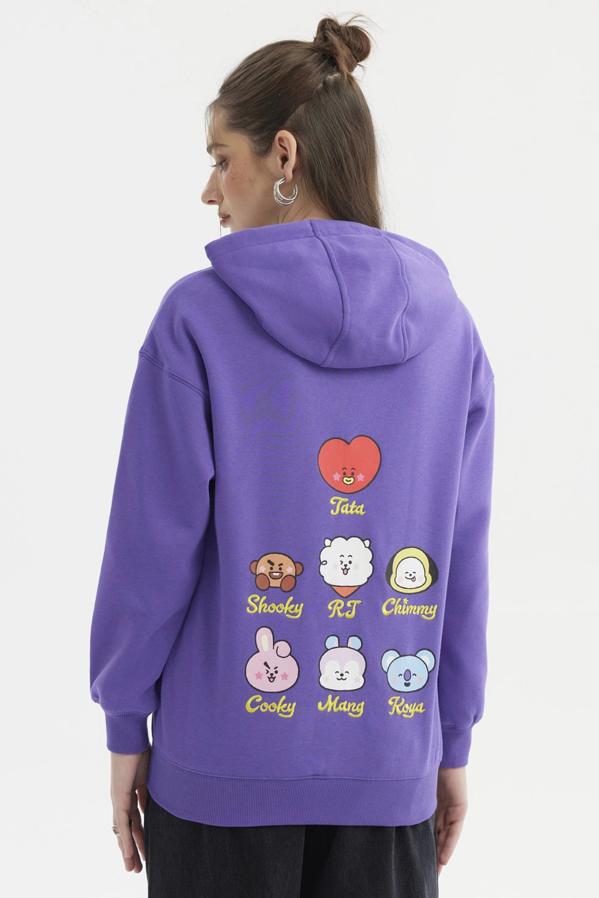 Polerón mujer violeta con capucha cremallera frontal y texto BT21 en el pecho pequeño personajes BT21 en la manga