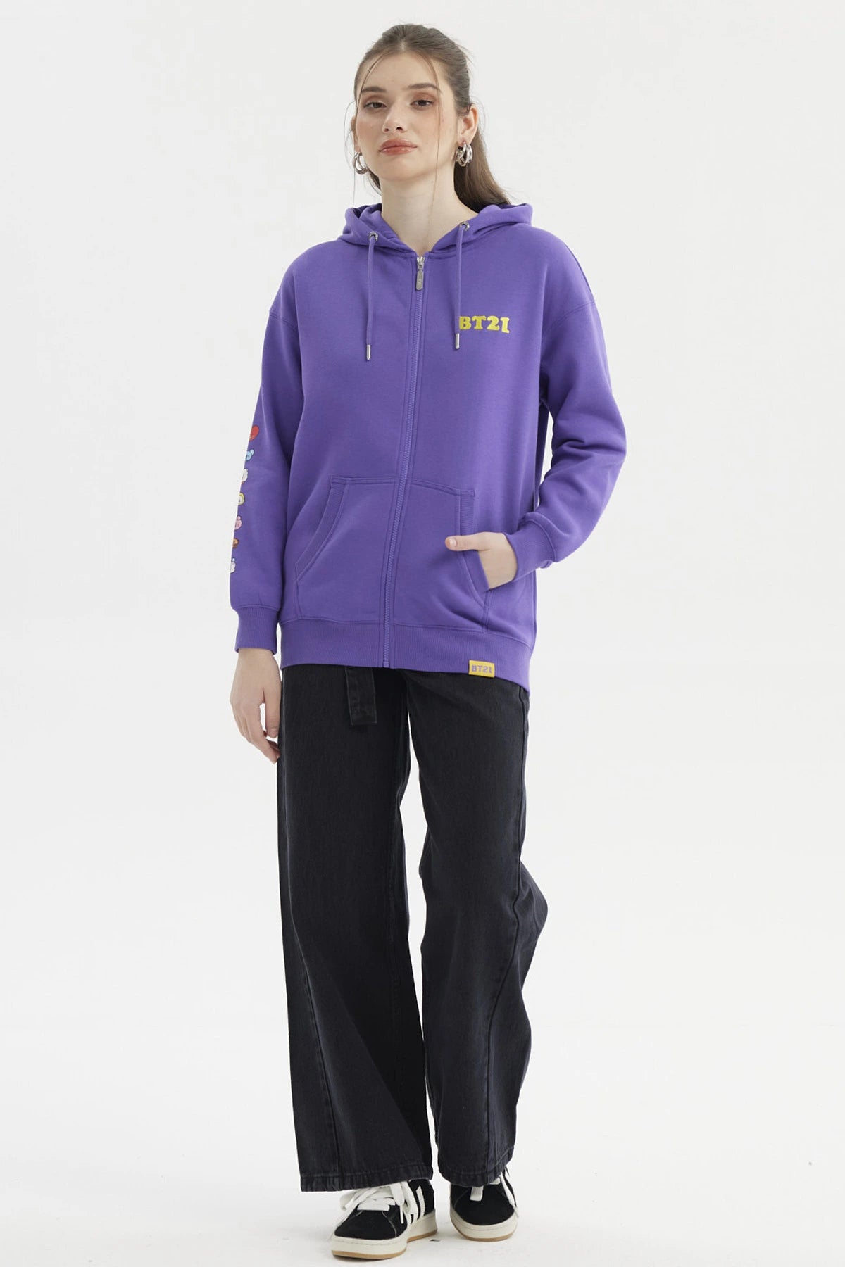 Polerón mujer violeta con capucha cremallera frontal y texto BT21 en el pecho pequeño personajes BT21 en la manga
