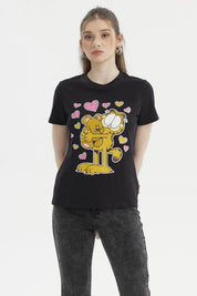 Polera negra de mujer con estampado grande al frente de Garfield abrazando un oso rodeado de corazones rosas y amarillos
