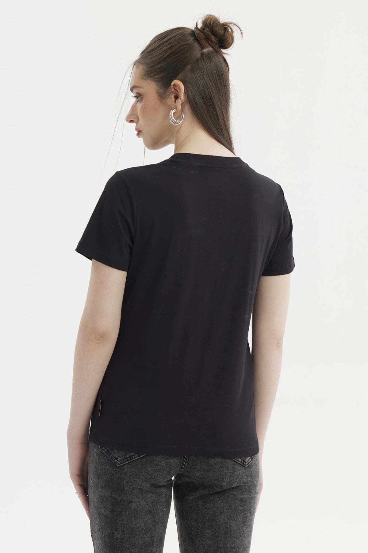Polera negra de mujer con estampado grande al frente de Garfield abrazando un oso rodeado de corazones rosas y amarillos