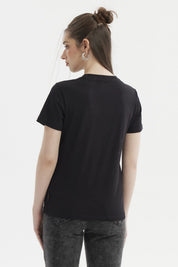 Polera negra de mujer con estampado grande al frente de Garfield abrazando un oso rodeado de corazones rosas y amarillos