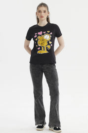 Polera negra de mujer con estampado grande al frente de Garfield abrazando un oso rodeado de corazones rosas y amarillos