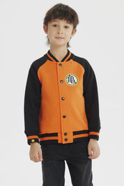 Polerón naranja para niño estilo college con mangas negras y logo pequeño en el pecho diseño inspirado en Dragon Ball