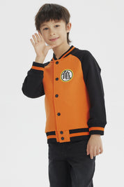 Polerón naranja para niño estilo college con mangas negras y logo pequeño en el pecho diseño inspirado en Dragon Ball