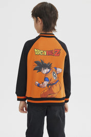 Polerón naranja para niño estilo college con mangas negras y logo pequeño en el pecho diseño inspirado en Dragon Ball