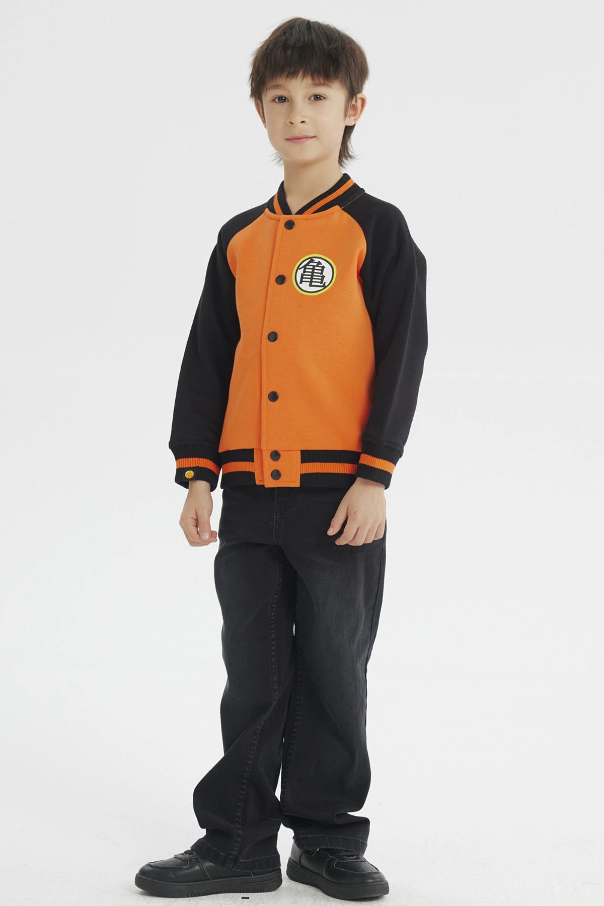 Polerón naranja para niño estilo college con mangas negras y logo pequeño en el pecho diseño inspirado en Dragon Ball